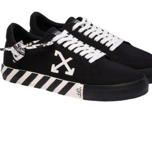 OFF-WHITE Vulc Low 'Black White' comes with box size 9, 42